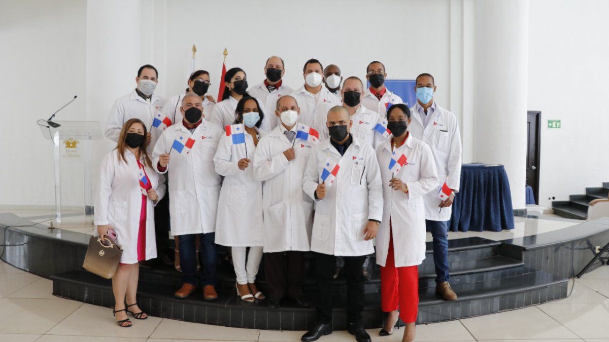 El ministro de Salud, Luis Francisco Sucre, hizo un reconocimiento a los médicos cubanos por la labor que desarrollaron durante los ocho meses que estuvieron en Panamá. 