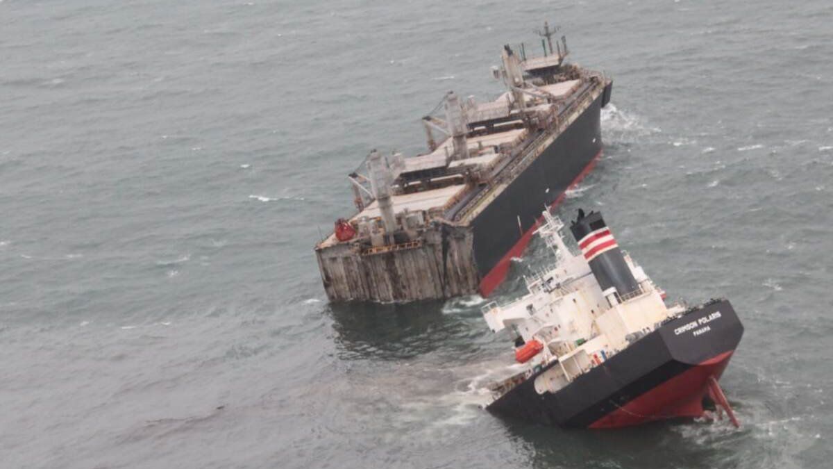 A Panamanian-flagged cargo ship cuts in half in Japan, the crew is safe