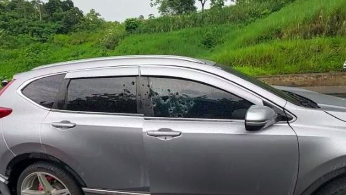 A person injured after a shooting attack on the Panama-Colón highway