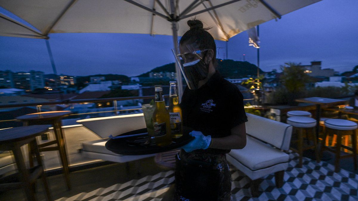Customer service personnel in restaurants and inns must wear masks as a requirement