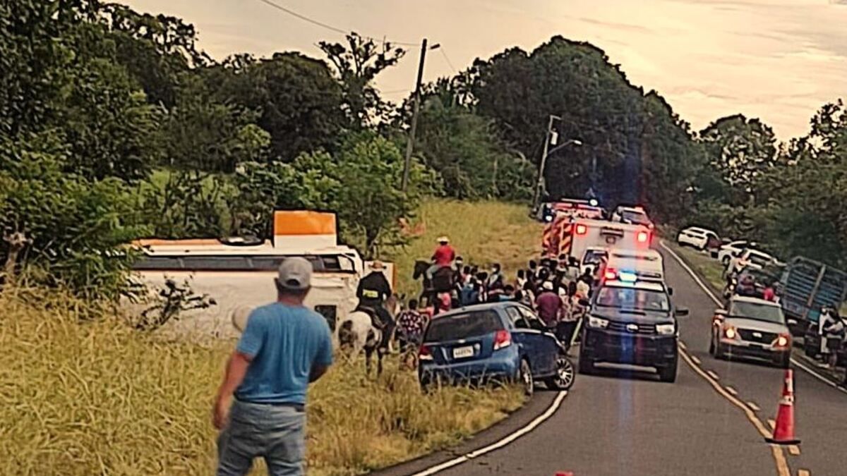 Bus carrying women's soccer team in Soná capsizes, several injuries are reported