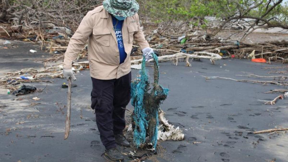 In Panama, more than 102,000 tons of garbage are discharged into the sea annually