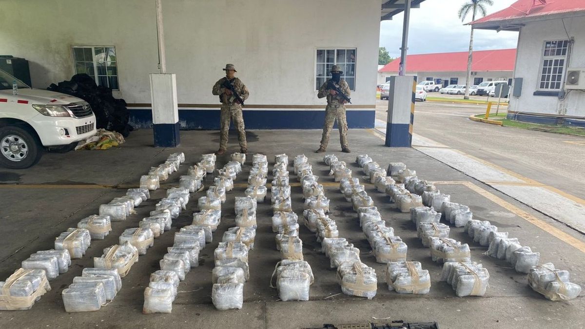 More than 400 drug packages found on a beach in Vacamonte, one apprehended