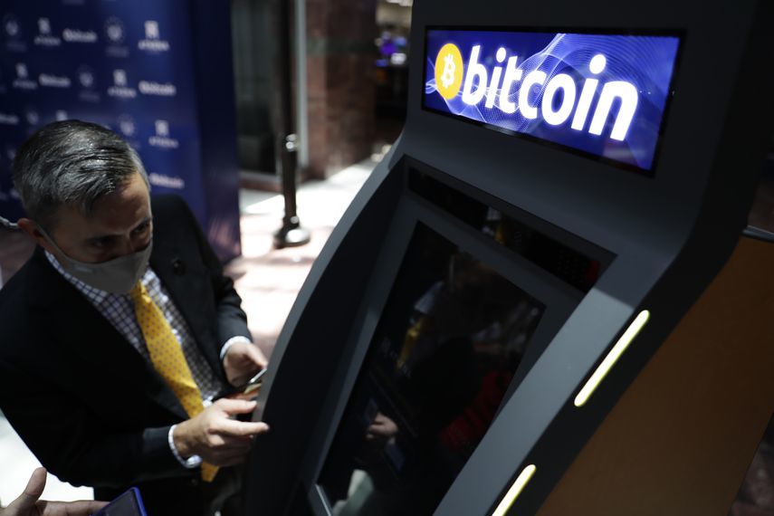 Salvadorans use bitcoin ATMs to withdraw dollars