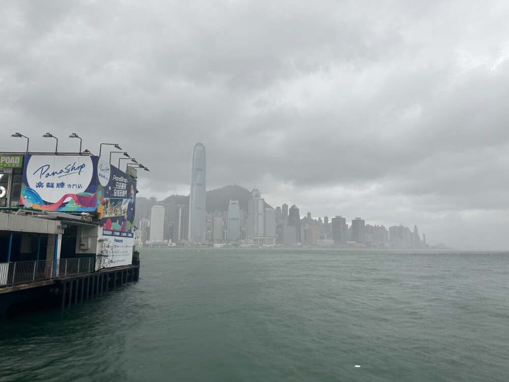 Hong Kong Hit by T8 Storm Warning: Schools and Most Government Offices Closed, MTR Corporation Running Reduced Service