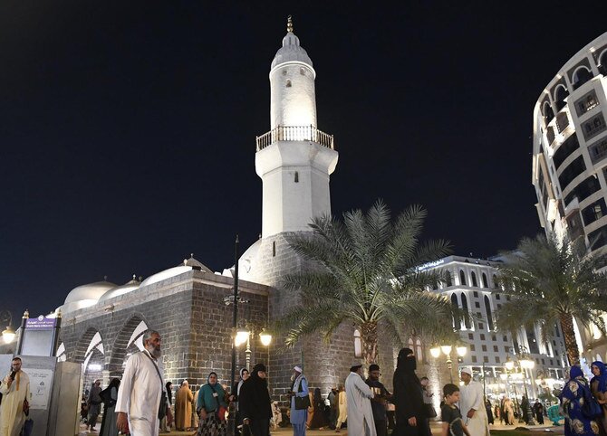 مسجد الغمامة ذو الأهمية التاريخية في المدينة المنورة: مركز ديني وثقافي سلمي مع بنية فريدة من نوعها وارتباطات نبوية