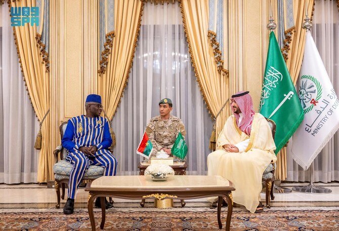 المملكة العربية السعودية وبوركينا فاسو تناقش التعاون العسكري والقضايا الإقليمية: الأمير خالد بن سلمان يلتقي بقاسم كولي بالي