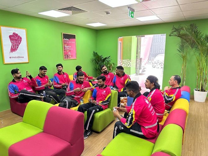 UAE's 6,000 New Midday Rest Stations for Delivery Riders During Summer Heat: An Interactive Map and Regulation Enforcement