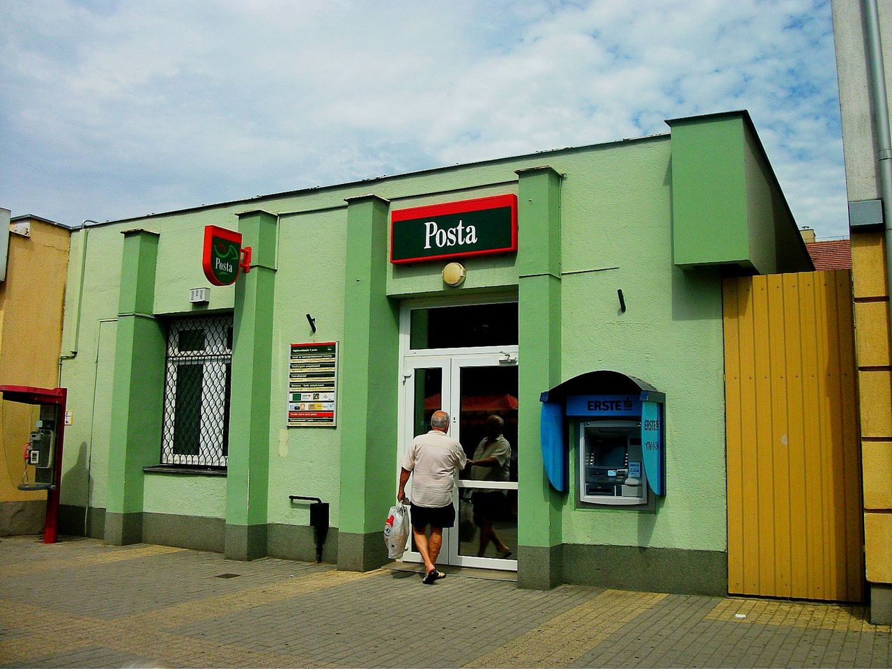 Programmed Layoffs Shake Up Magyar Posta Amidst Branch Closures