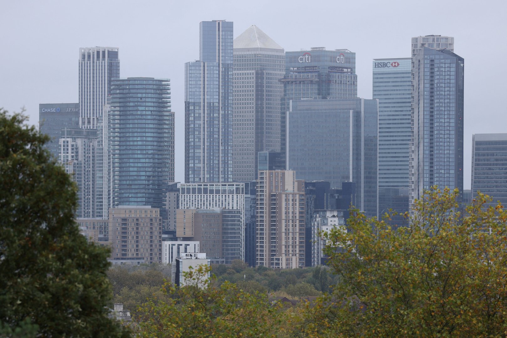 UK Business Confidence Declines Amid Economic Uncertainty, Lloyds Survey Shows