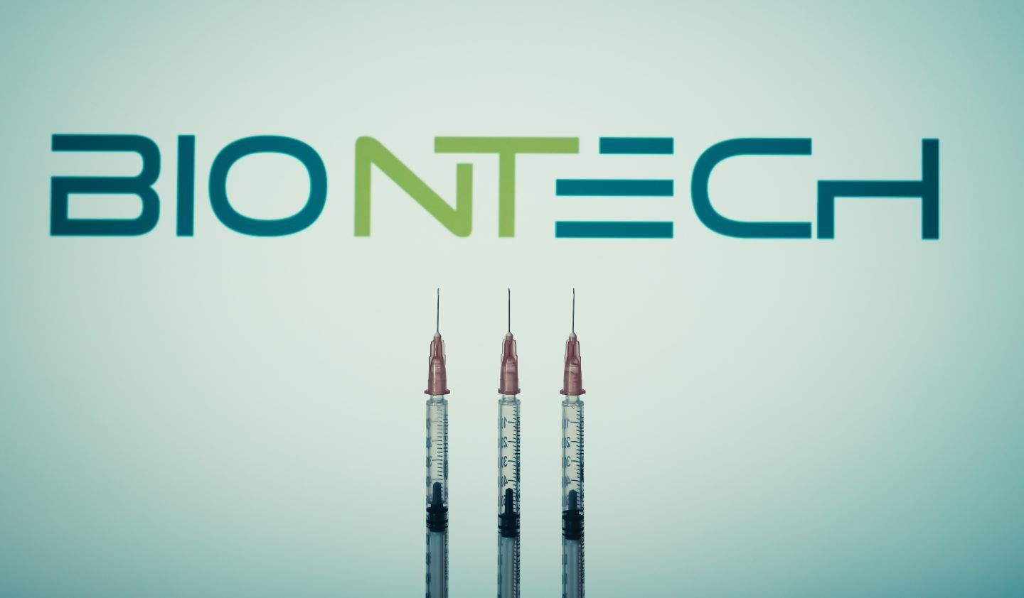 Biontech meldet erhebliche Verluste und kündigt Stellenabbau an.