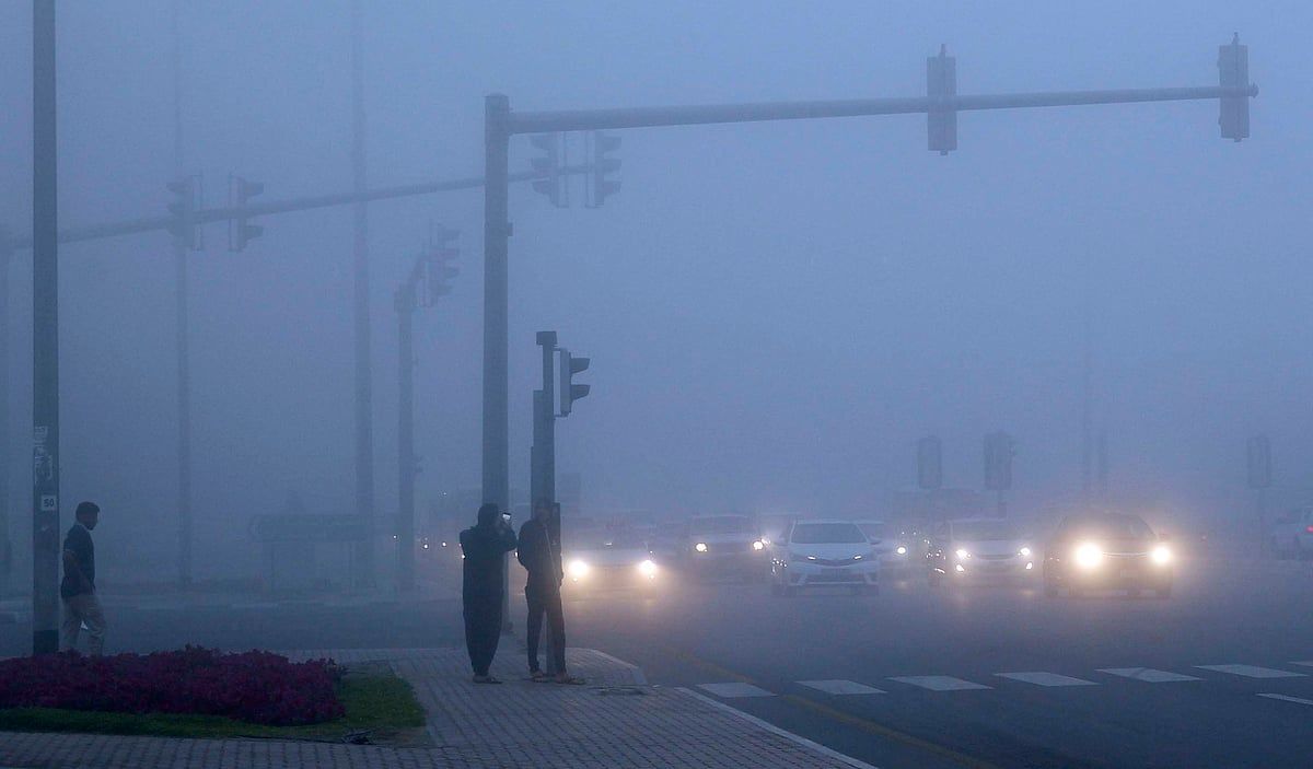 الإمارات تصدر تحذيرًا من الضباب مع تدهور الرؤية في المدن الكبرى