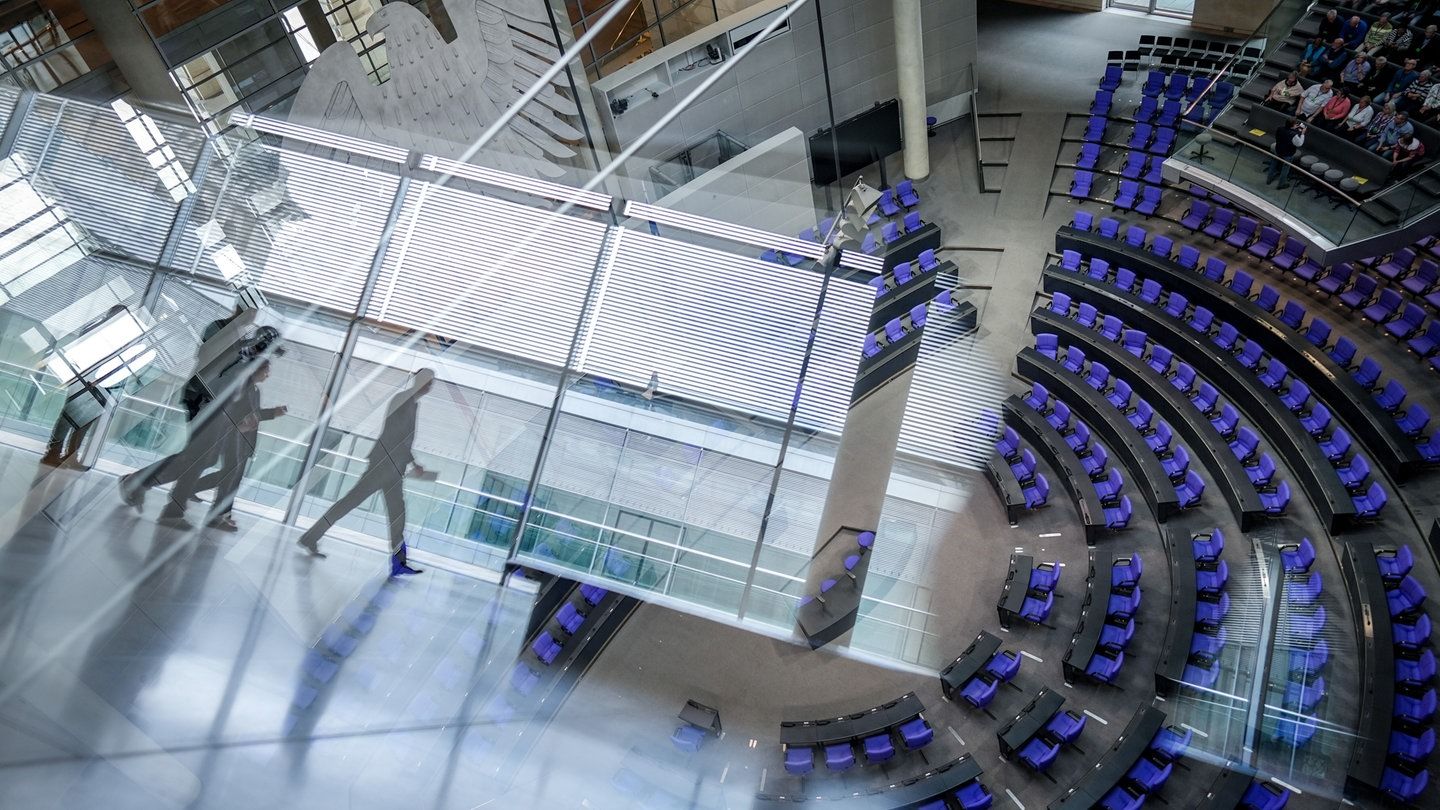 Bundestag diskutiert über milliardenschweren Finanzpaketamid politischen Divisions.