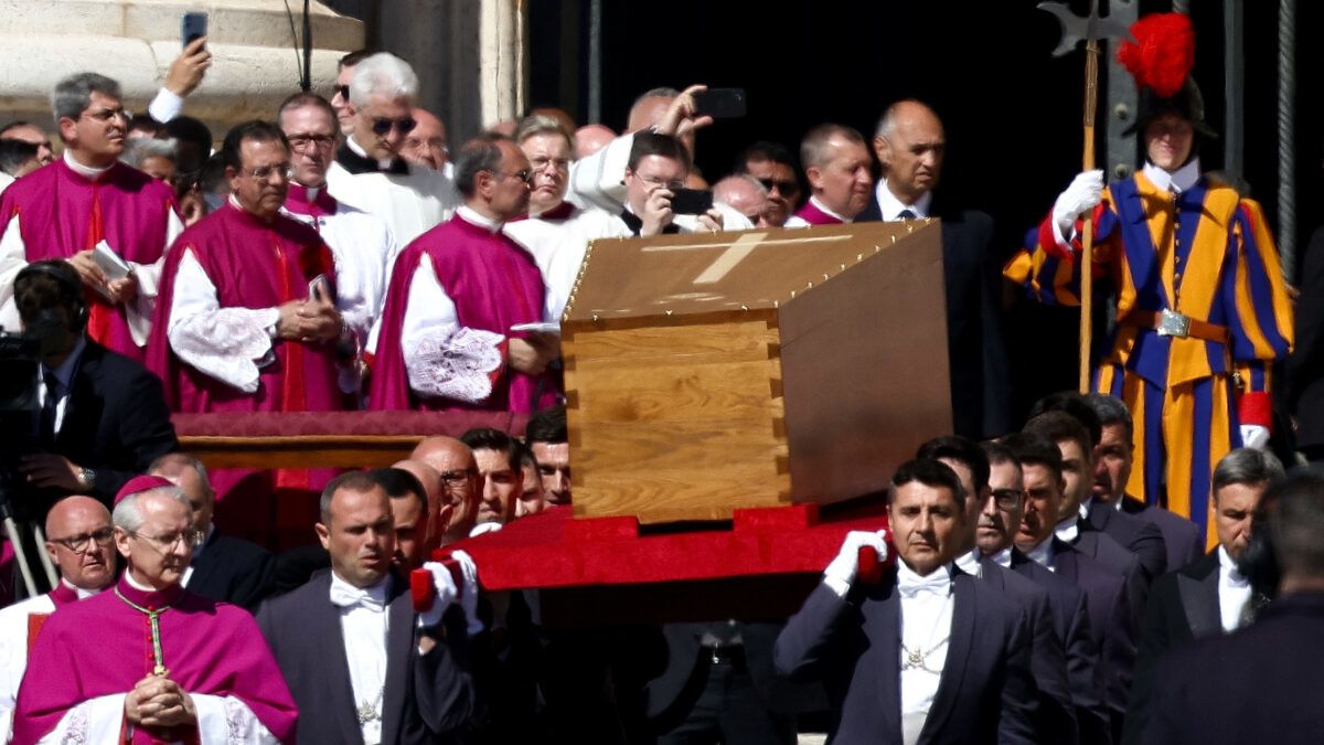 El Papa Francisco Sepultado en Roma mientras Líderes Mundiales Asisten al Funeral