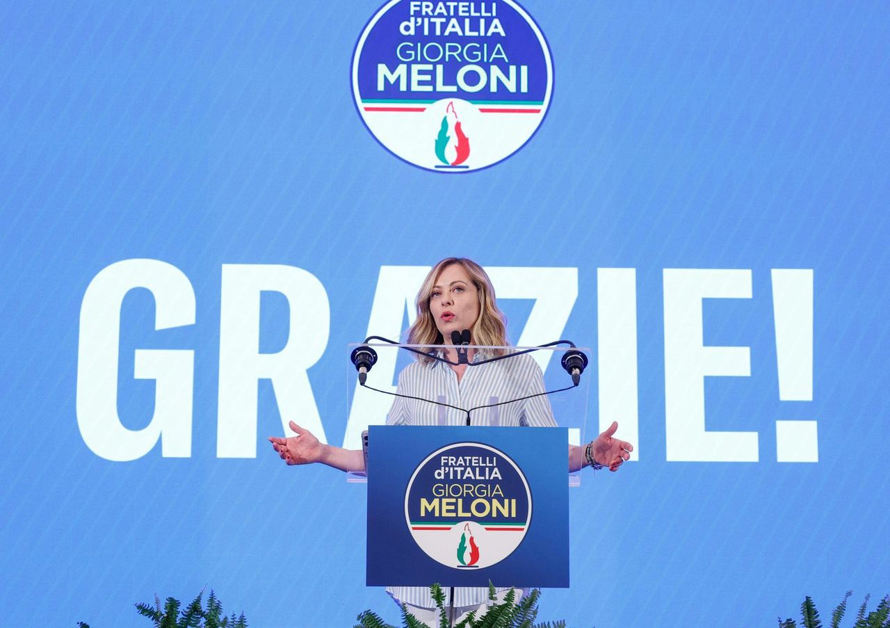 Il primo ministro italiano Meloni sospende tutti gli impegni a causa di una controversia politica.