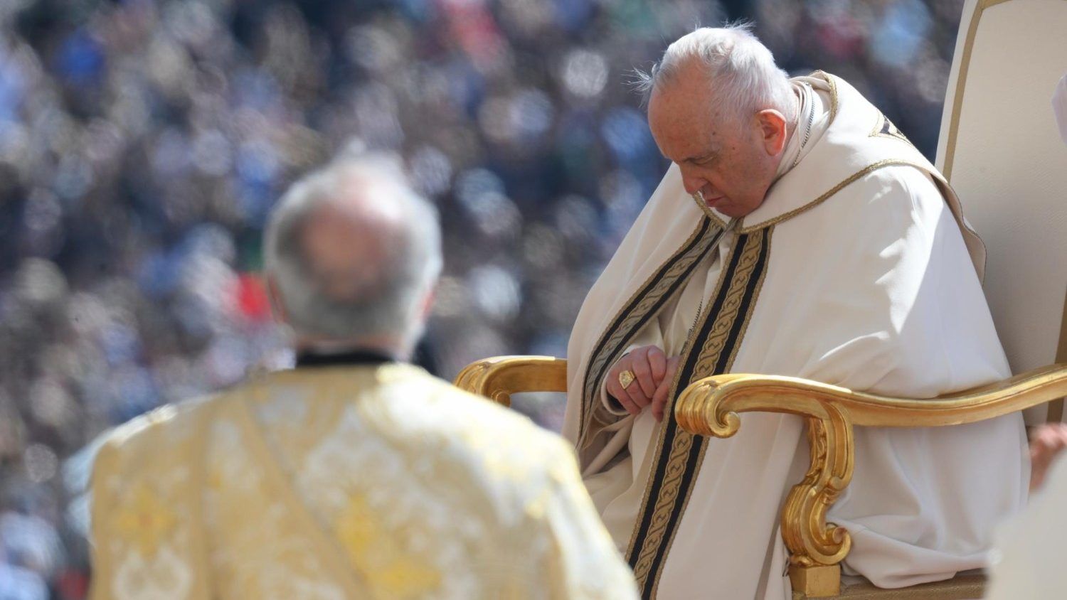 El Papa Francisco hace una breve aparición en la Misa del Domingo de Pascua.