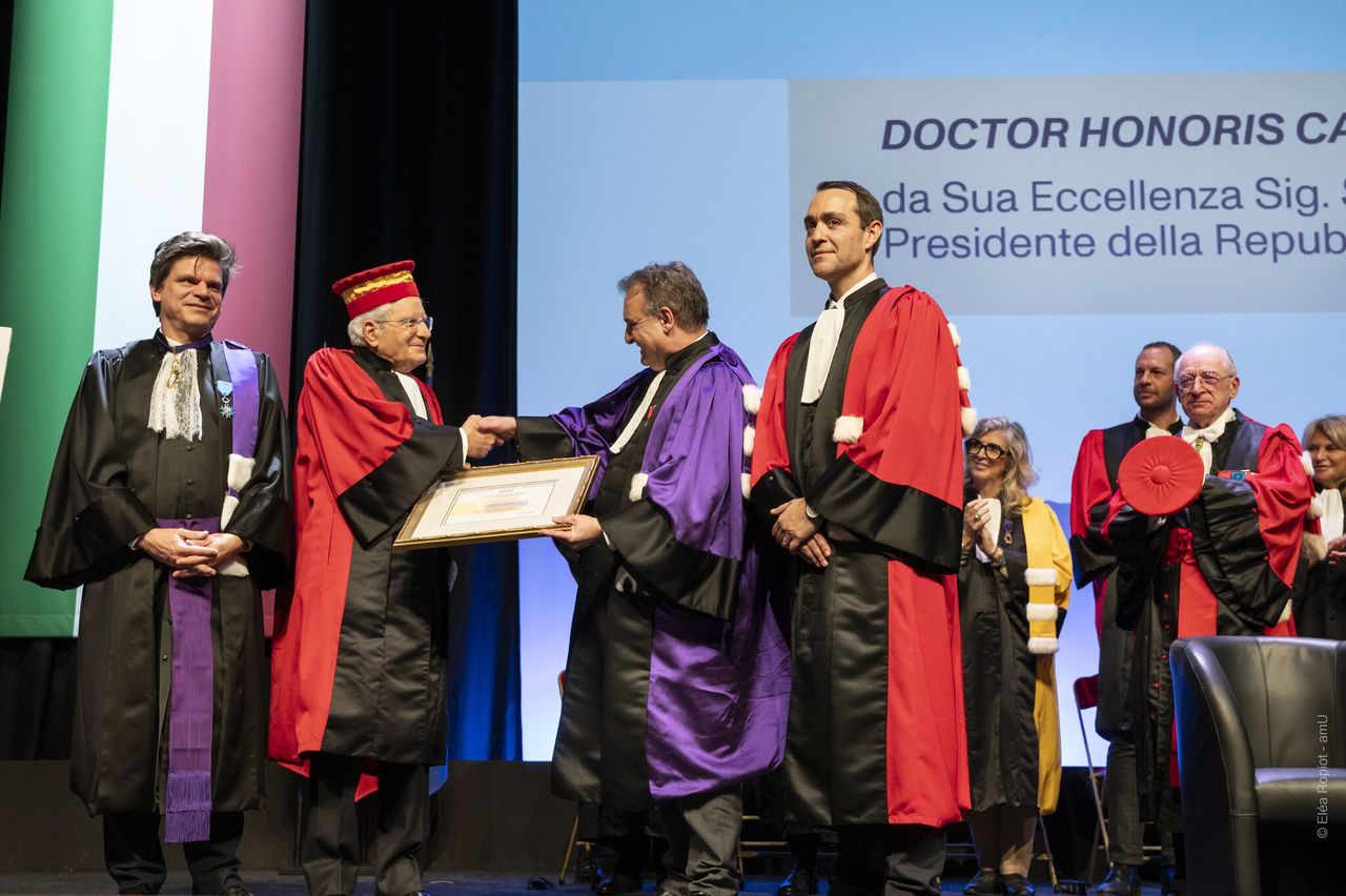Mattarella sottolinea i valori europei durante la cerimonia di conferimento della laurea honoris causa all'Università di Coimbra.