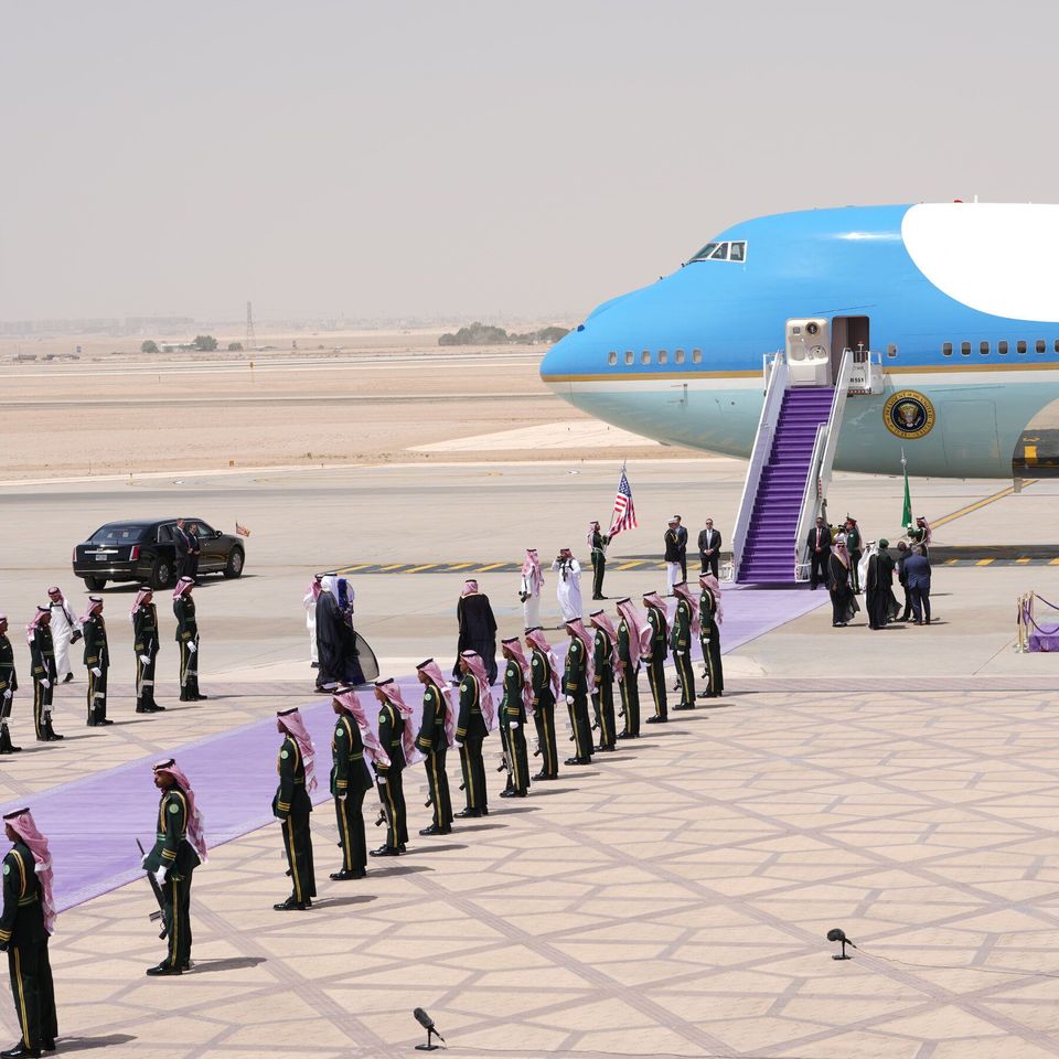 لماذا فتحت السعودية سجادة بنفسجية لدونالد ترامب بدلاً من الحمراء