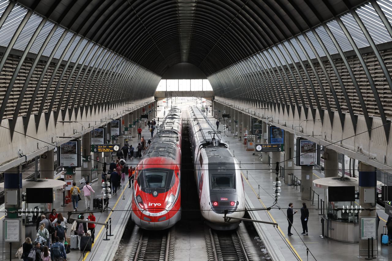 El robo de cables interrumpe el servicio de tren de alta velocidad entre Madrid y Sevilla, afectando a miles.