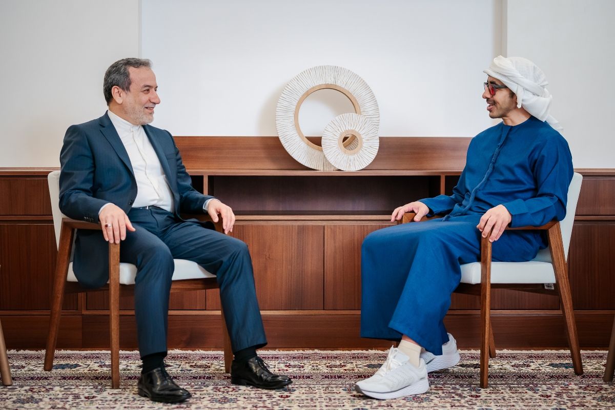 الشيخ عبدالله يتواصل مع وزير الخارجية الإيراني في أبو ظبي