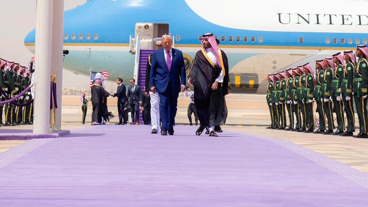 Warum Saudi-Arabien für Donald Trump einen lilafarbenen Teppich ausgerollt hat und nicht einen roten.