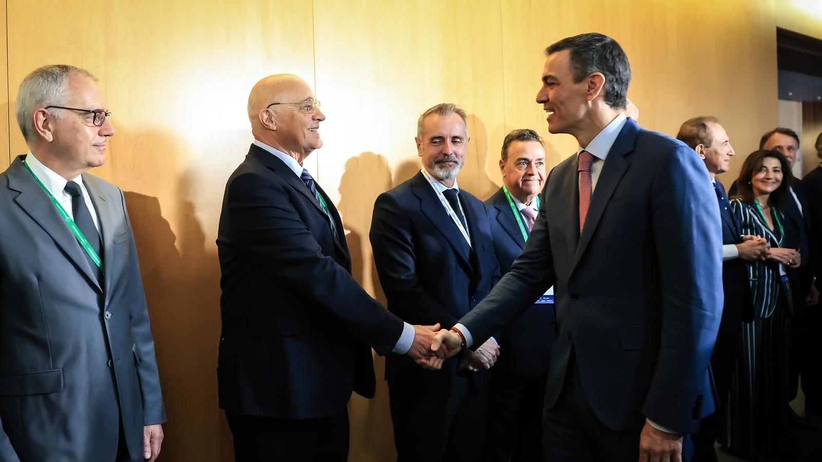 Pedro Sánchez Inicia Consulta Pública en Medio de una Oposición Hostil a la Opa por Banco Sabadell.