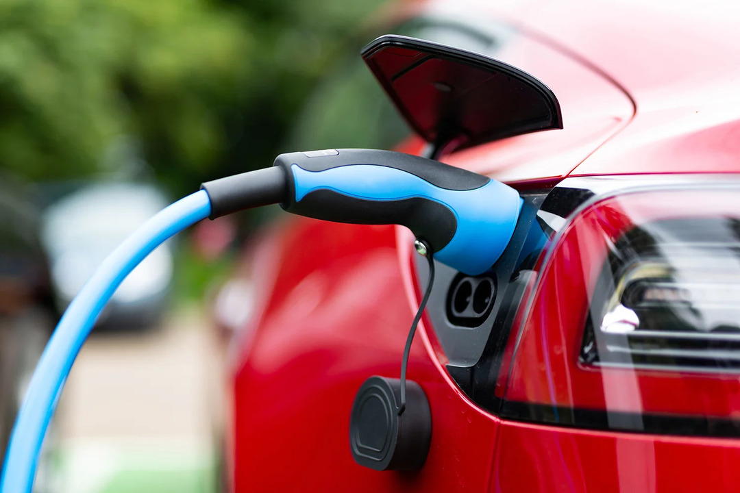 UK Electric Car Sales Surge in First Half of 2025