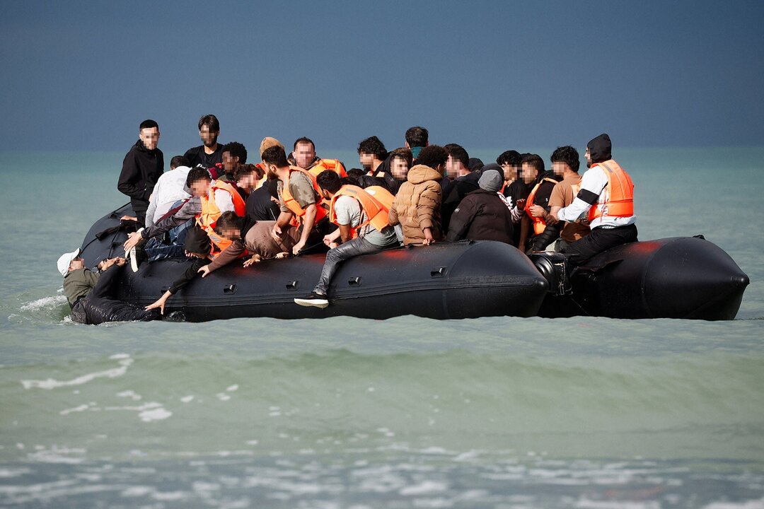 Kanalüberquerungen von Migranten steigen vor dem Sommerhoch an