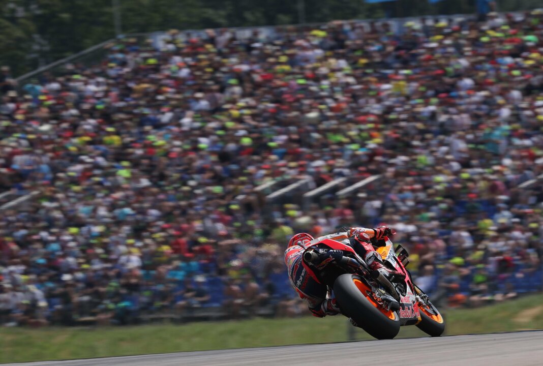 Deutschlands MotoGP-Fans jubeln, während Marquez den Sachsenring dominiert.