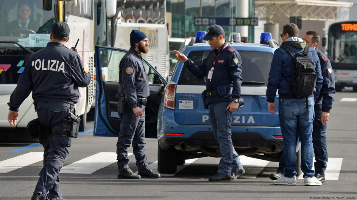 Italia arresta 10 nell'indagine sui contratti migranti falsi