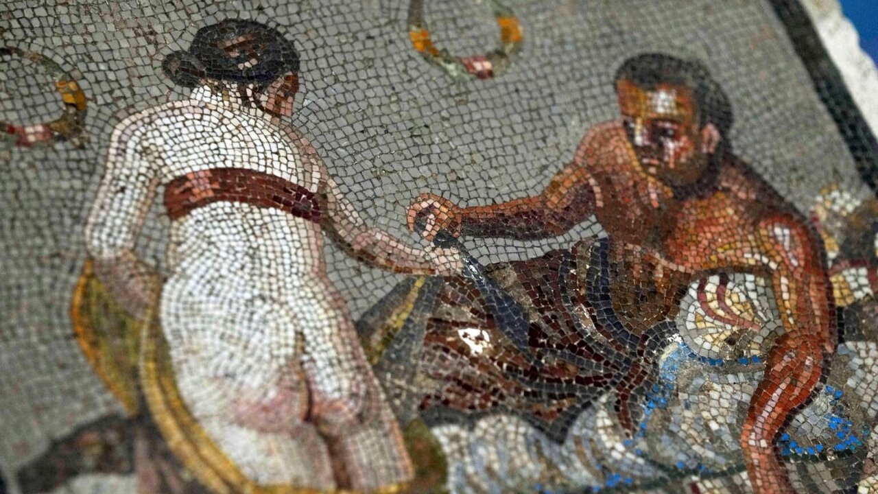 L'Italia restituisce un mosaico erotico rubato dell'era romana a Pompei