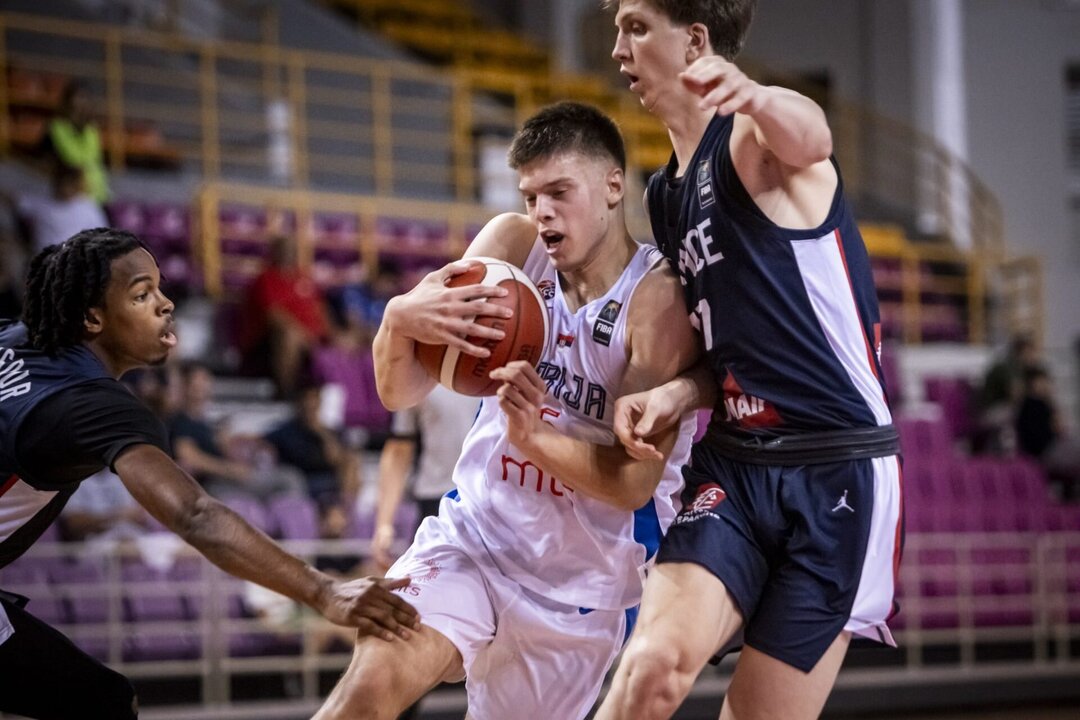 Aleksa Ristić vodi Srbiju do pobede protiv Ukrajine na FIBA U20 Eurobasketu.