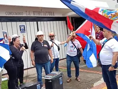 Cuban Government Supporters Clash with Protesters in Costa Rica