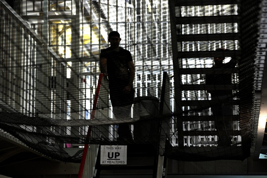L'Italia potrebbe liberare 10.000 detenuti per alleviare il sovraffollamento carcerario.