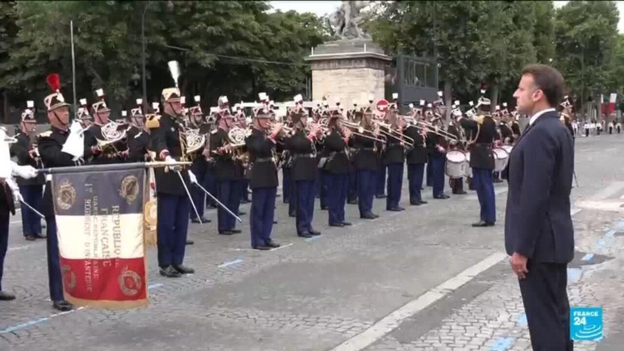 La France célèbre le Bastille Day avec des démonstrations militaires et des feux d'artifice.