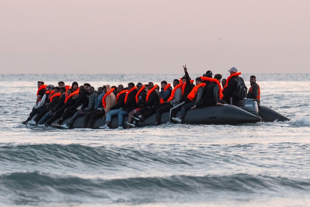 Deutschland schließt rechtliche Schlupflöcher, um kleine Boote im britischen Migrationsabkommen zu beschlagnahmen.
