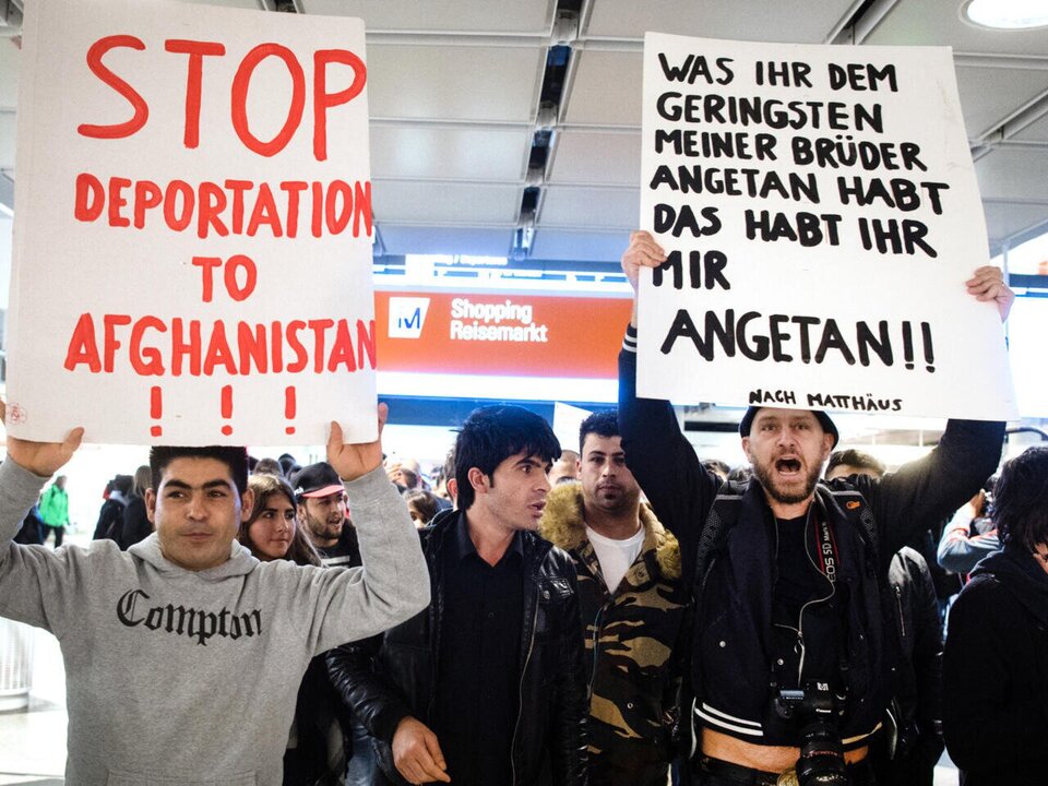 Deutschland setzt Abschiebungen nach Afghanistan unter strengeren Einwanderungsregeln fort.