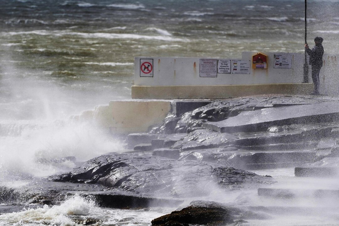 Storm Éowyn Hammers Ireland with Wind and Flooding