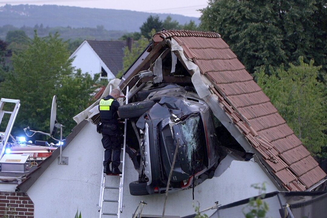 Auto rast in Scheunendach in Deutschland, verletzt zwei schwer.