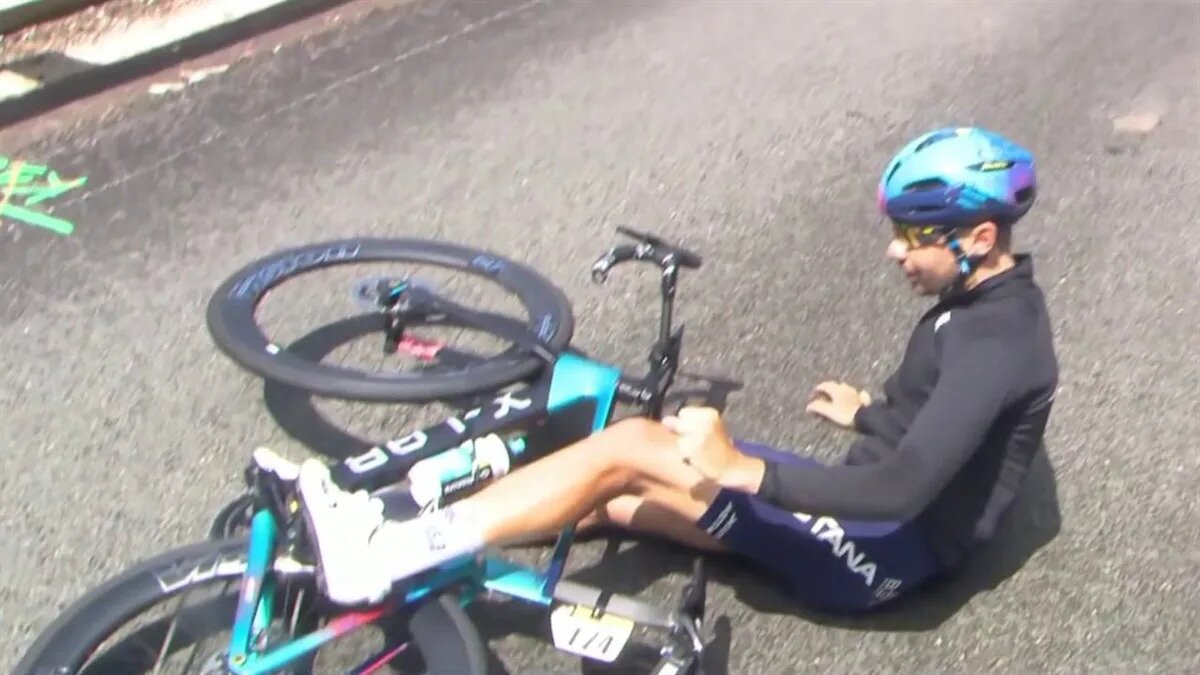 Le cycliste Champoussin chute dans l'étape 20 du Tour de France.