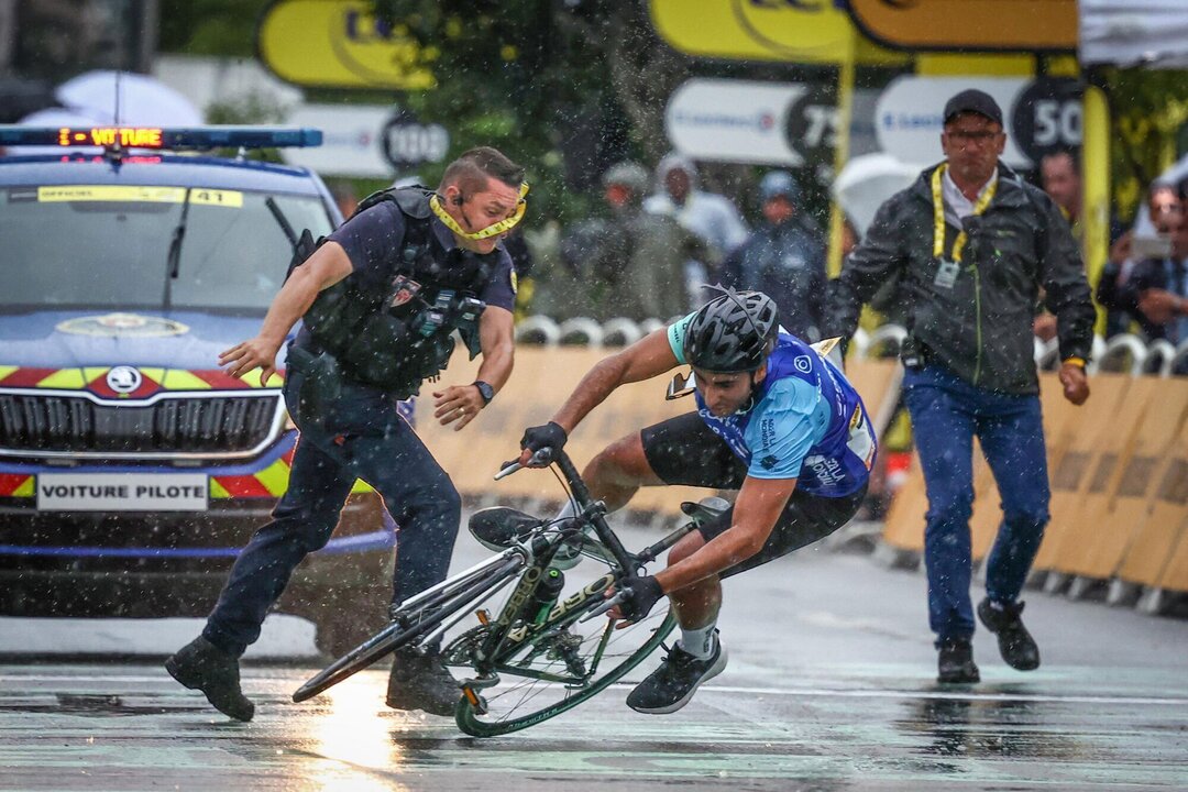 Un intrus à la ligne d'arrivée du Tour de France condamné à une peine de huit mois avec sursis.