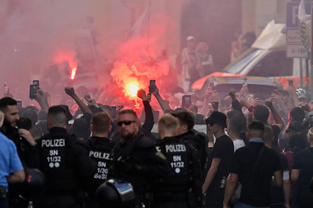 Deutschland sieht sich Gegenwind wegen der Einschränkungen bei Regenbogenflaggen ausgesetzt.