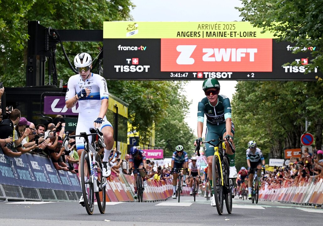 Lorena Wiebes remporte la troisième étape du Tour de France Femmes au milieu du chaos des chutes.
