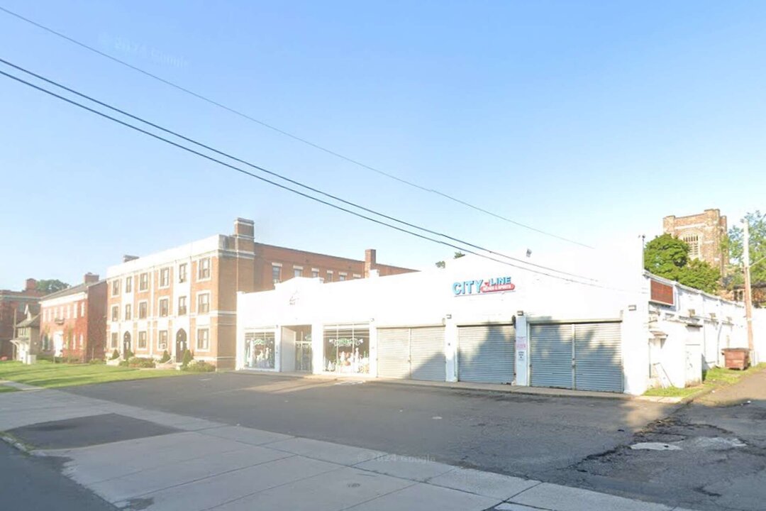 Liquor Store Robbery in Hartford Leaves Worker Injured