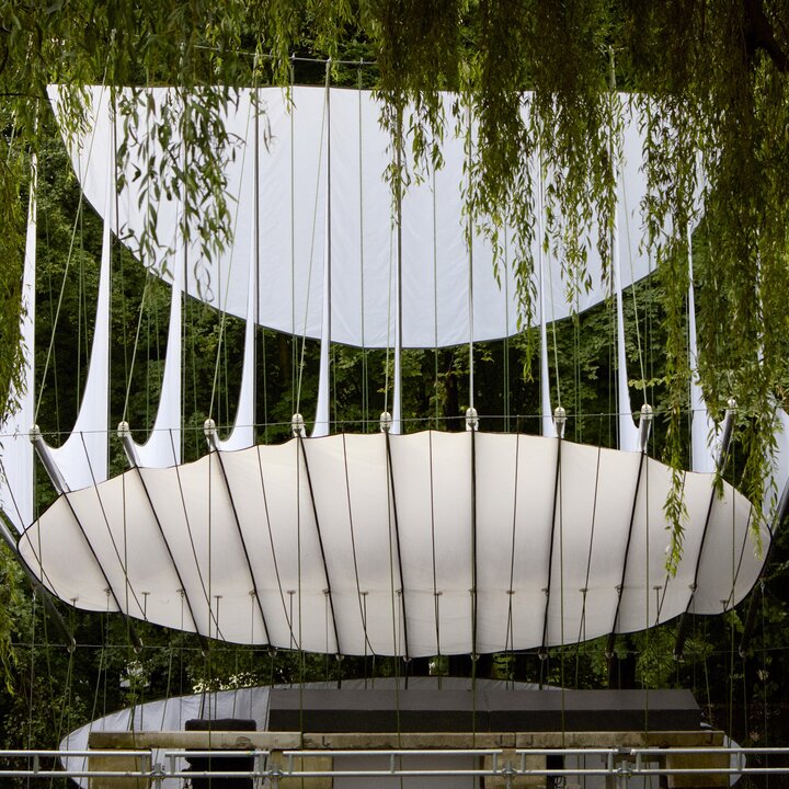 Zelt Studio Unveils Hand‑Sewn Tensile Stage at Dekmantel
