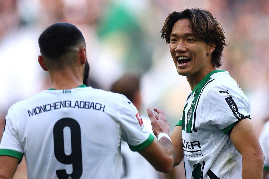 Ajax Secures Defender Ko Itakura from Gladbach