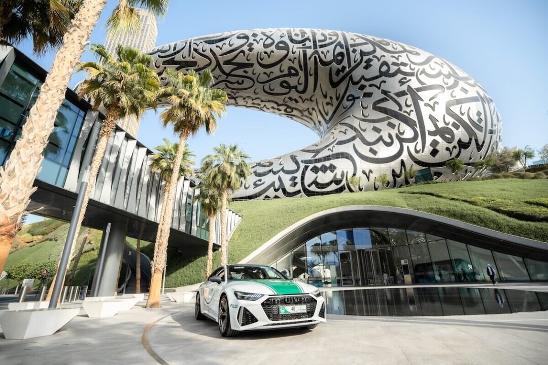 شرطة دبي تضيف أودي RS7 الأداء إلى أسطول الدوريات الفاخرة