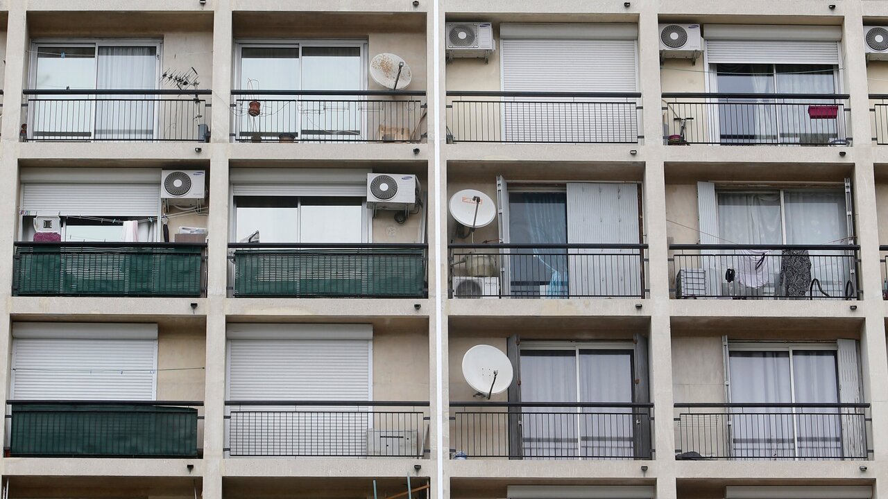 Air Conditioning Debate in France Sparks Political Divide