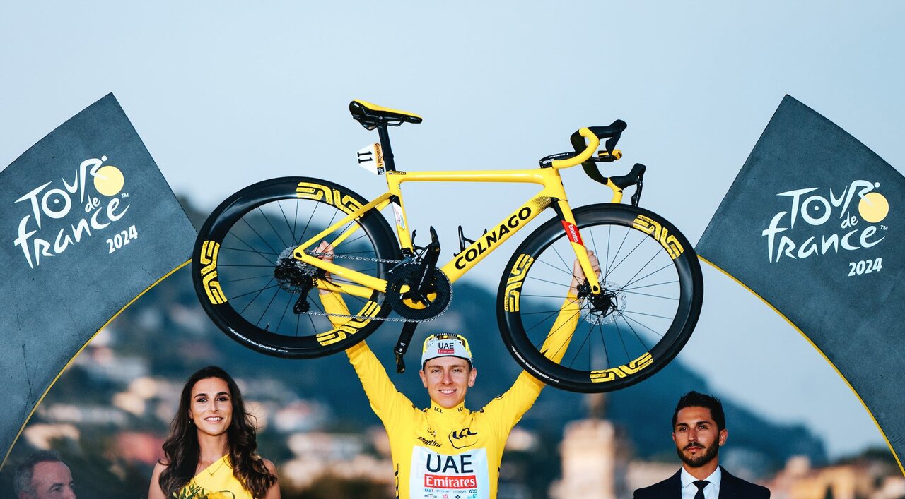 Le gagnant du Tour de France Pogačar présente son vélo sur mesure.