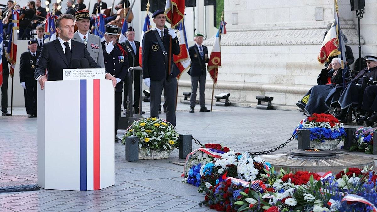 Macron promet justice après la destruction d'un arbre commémoratif en France.